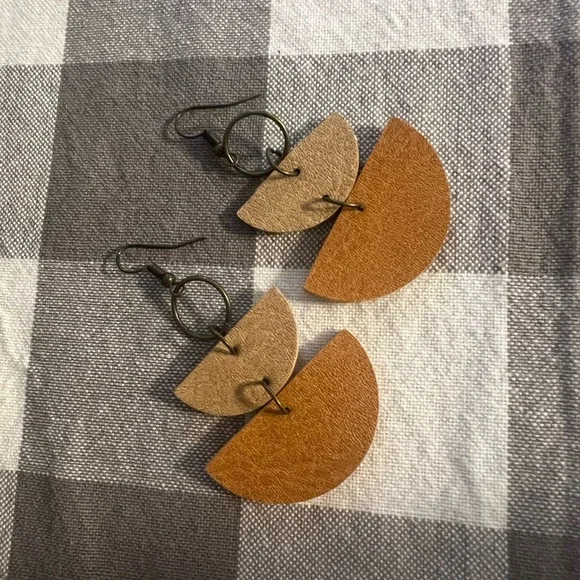 Like new retro women’s semi circle leather earrings - Picture 3 of 3